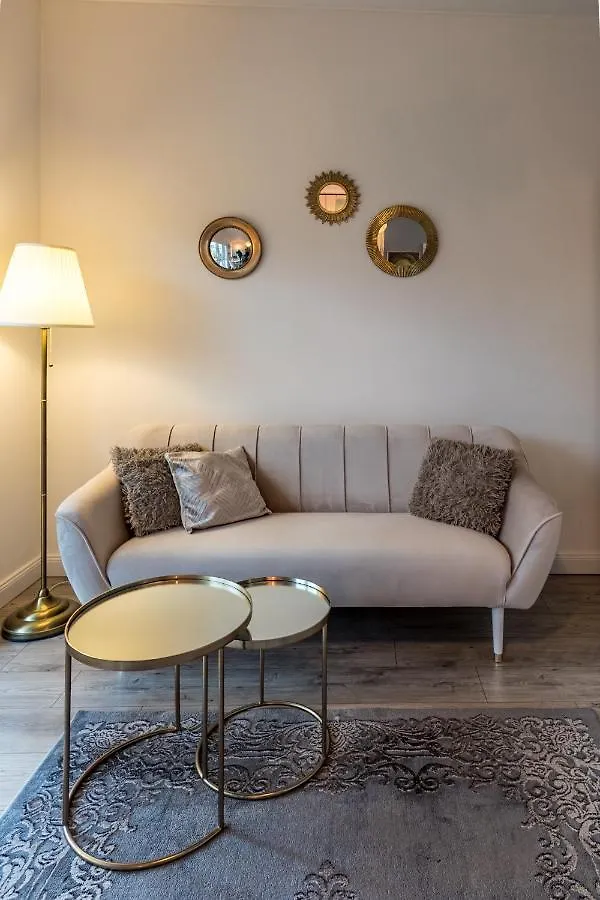 Kierbedzia 6 - Bezplatny Podziemny Parking - Free Parking - Piekny Ogrodek Z Tarasem - 2Km Lazienki Krolewskie - Wifi - Smart Tv 50 Cali - Good Apartments Varsavia 0*,  Polonia