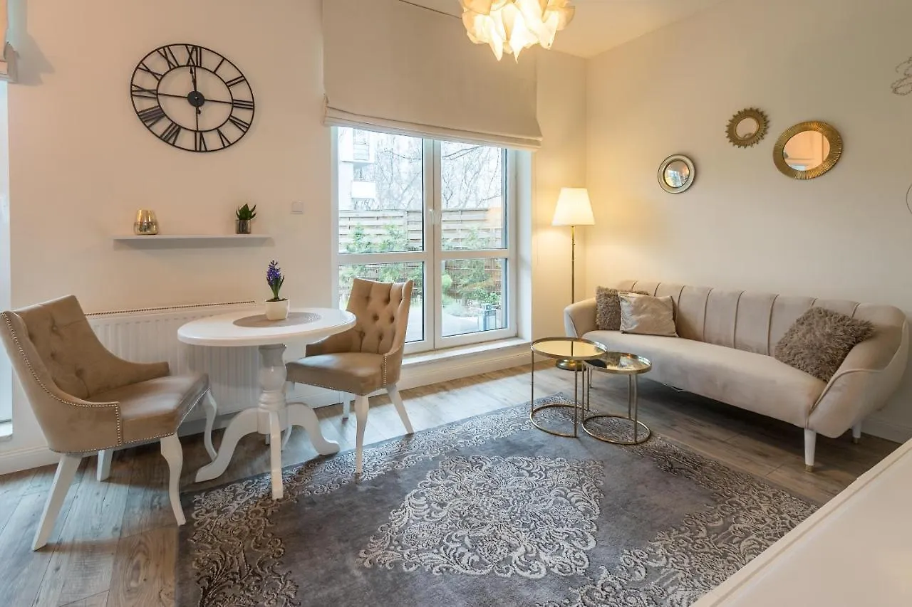 Kierbedzia 6 - Bezplatny Podziemny Parking - Free Parking - Piekny Ogrodek Z Tarasem - 2Km Lazienki Krolewskie - Wifi - Smart Tv 50 Cali - Good Apartments Varsavia