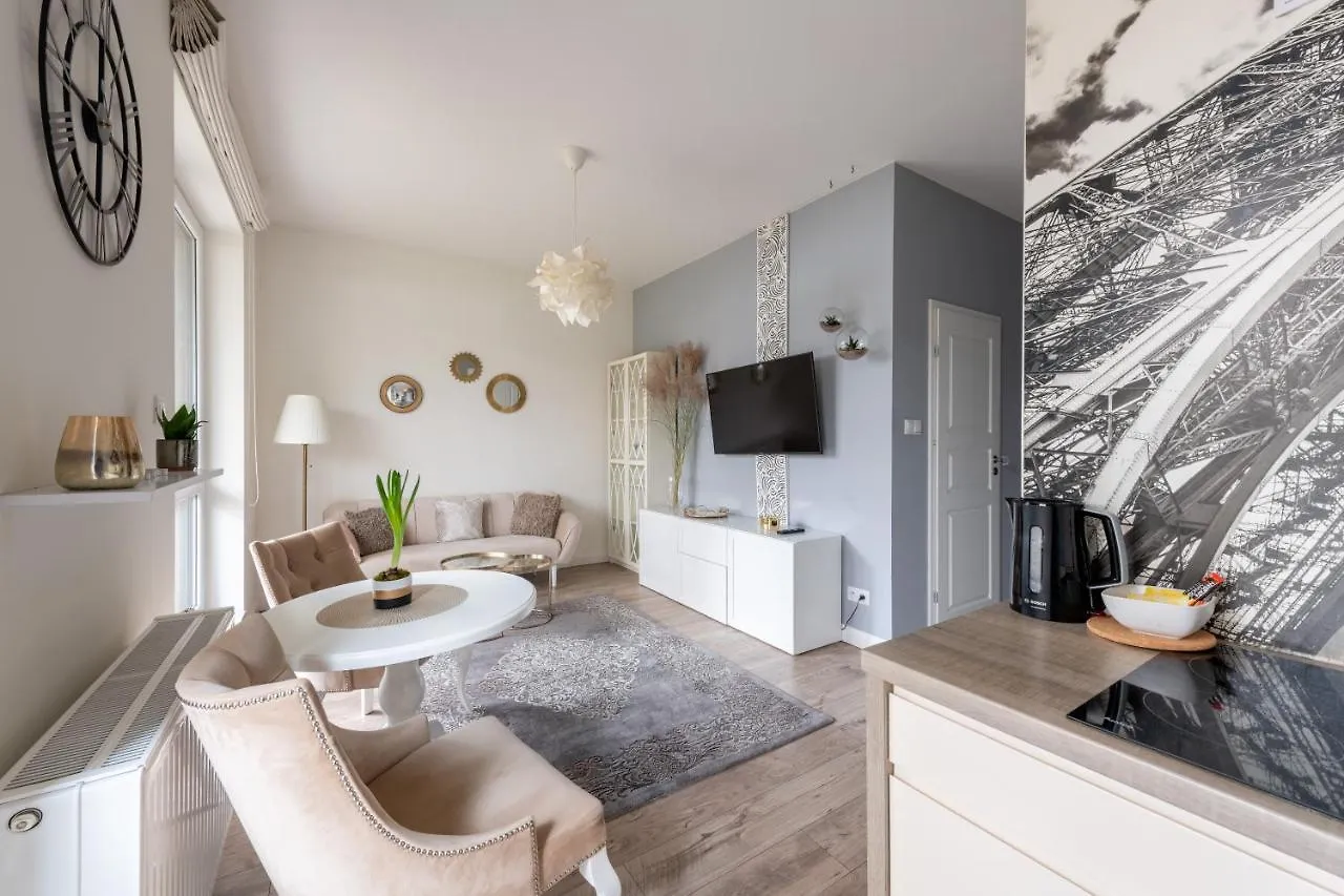 Kierbedzia 6 - Bezplatny Podziemny Parking - Free Parking - Piekny Ogrodek Z Tarasem - 2Km Lazienki Krolewskie - Wifi - Smart Tv 50 Cali - Good Apartments Varsavia 0*,  Polonia