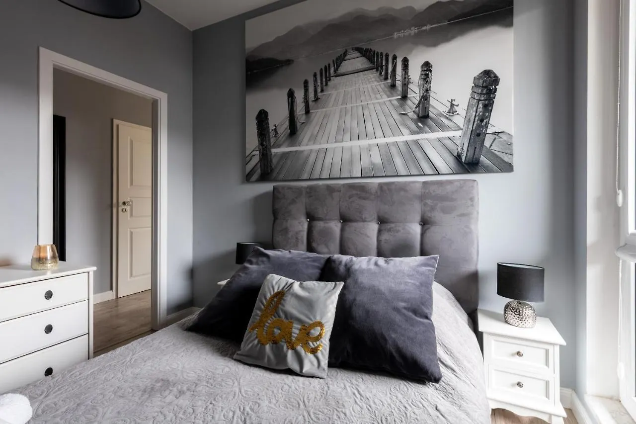 Kierbedzia 6 - Bezplatny Podziemny Parking - Free Parking - Piekny Ogrodek Z Tarasem - 2Km Lazienki Krolewskie - Wifi - Smart Tv 50 Cali - Good Apartments Varsavia Polonia