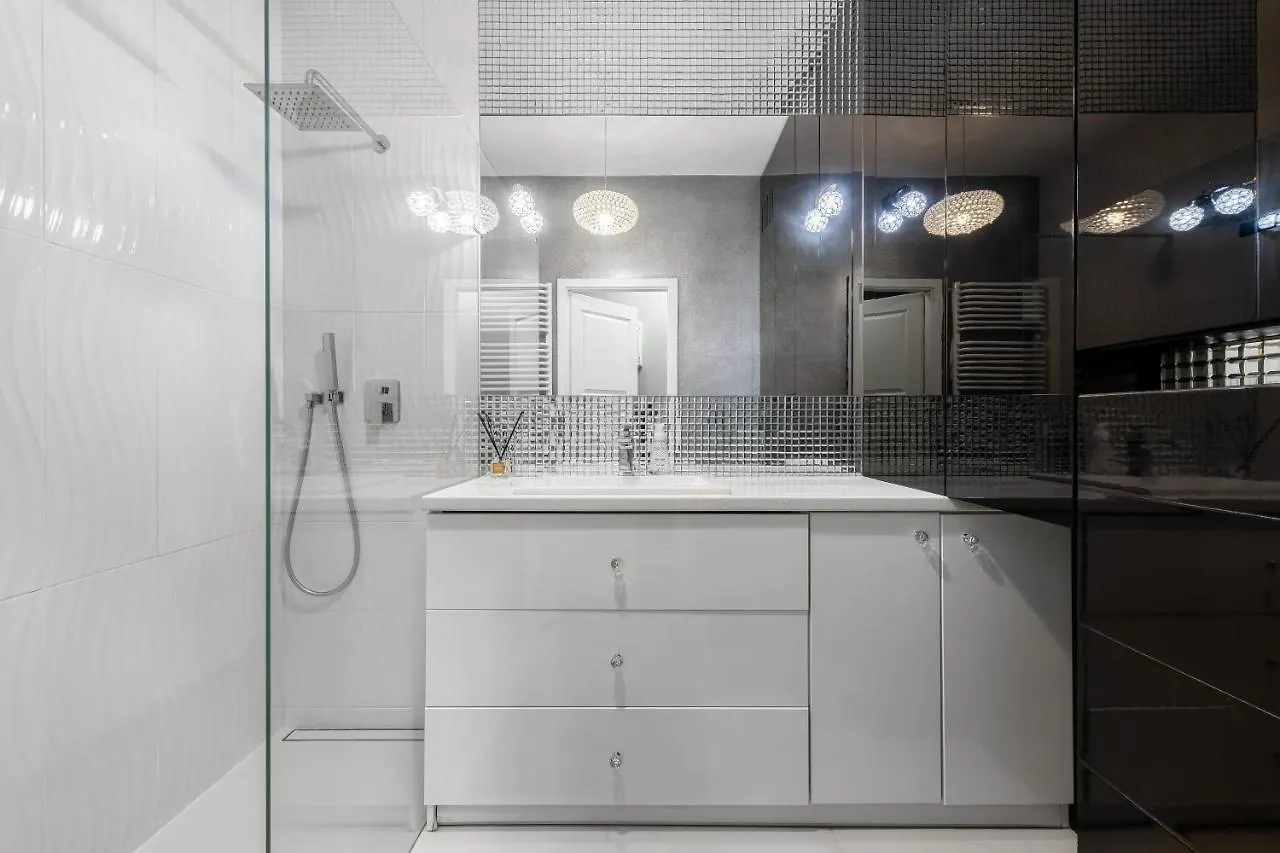Kierbedzia 6 - Bezplatny Podziemny Parking - Free Parking - Piekny Ogrodek Z Tarasem - 2Km Lazienki Krolewskie - Wifi - Smart Tv 50 Cali - Good Apartments Varsovie