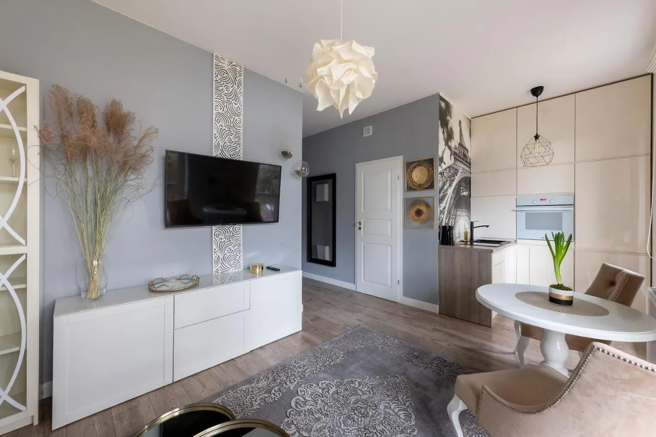 Kierbedzia 6 - Bezplatny Podziemny Parking - Free Parking - Piekny Ogrodek Z Tarasem - 2Km Lazienki Krolewskie - Wifi - Smart Tv 50 Cali - Good Apartments وارسو